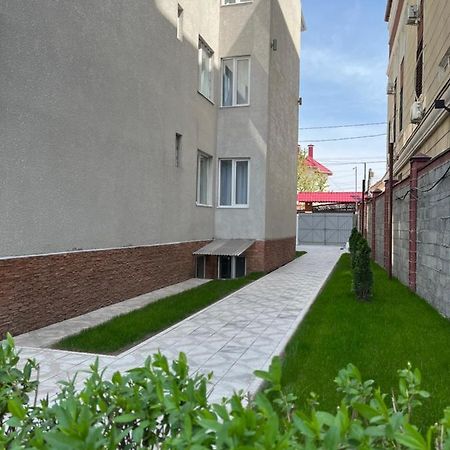 Nomad Inn Бишкек Екстериор снимка